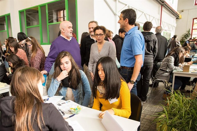 El consejero junto a participantes en el encuentro.