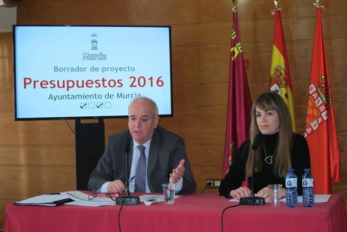 Martínez-Oliva y Rebeca Pérez, en la rueda de prensa