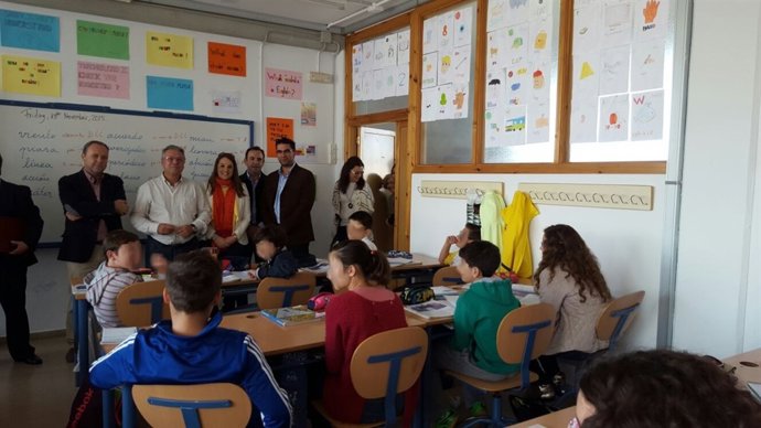 La delegada y el alcalde en una de las clases