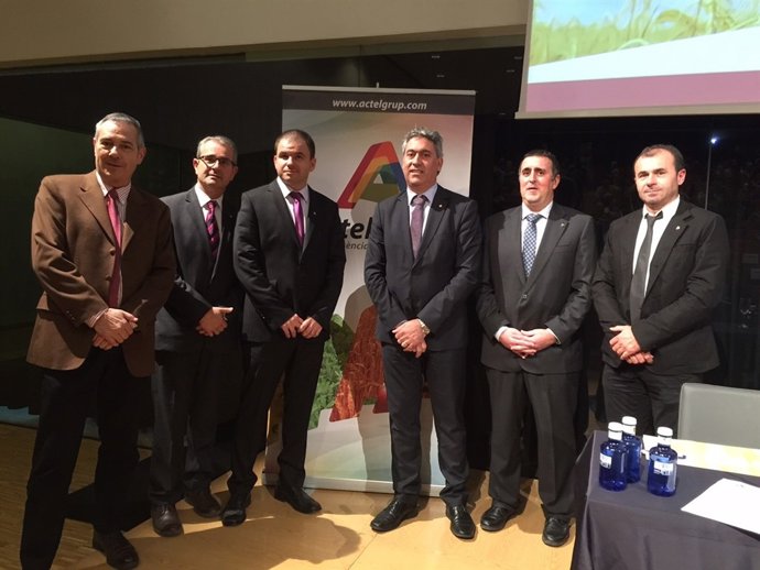 El conseller de Agricultura, Jordi Ciuraneta con la dirección de Actel