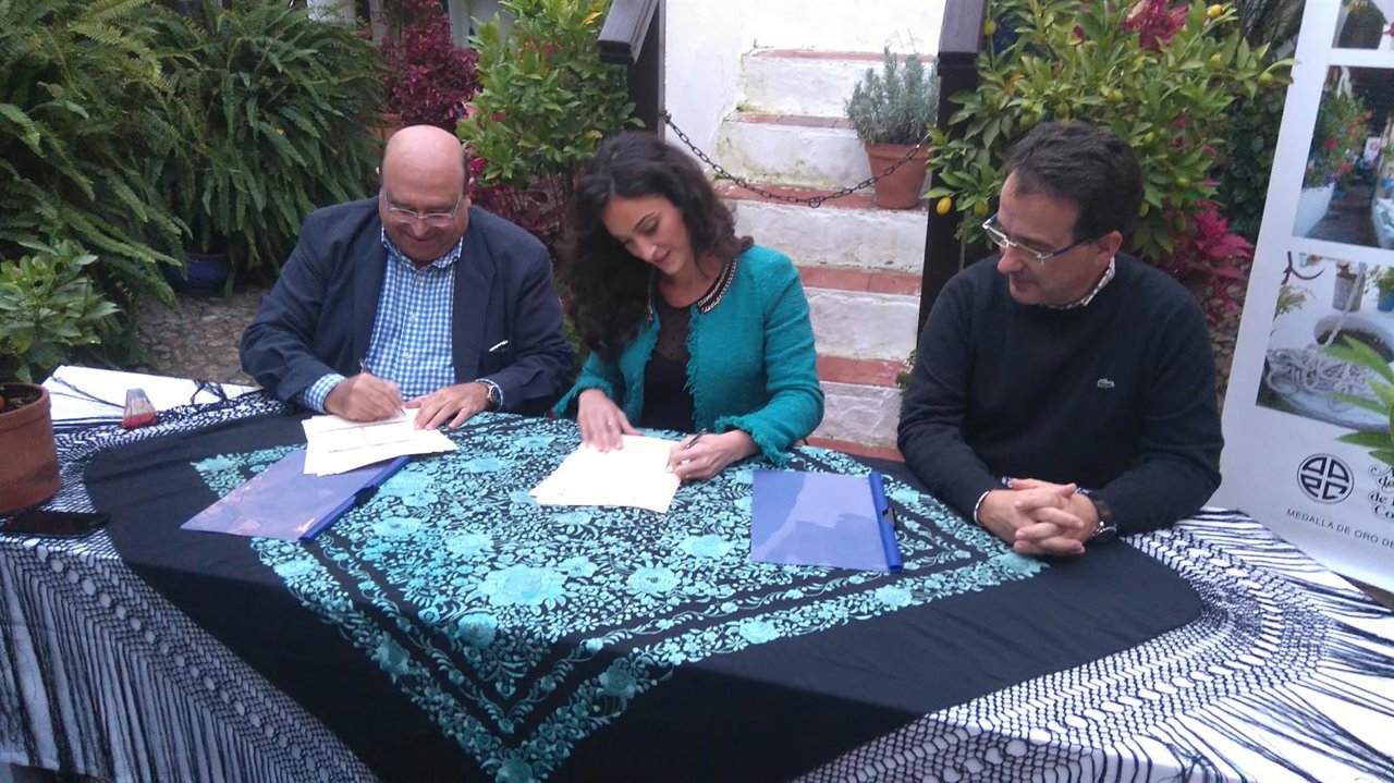 Gómez y Roldán firman el convenio en presencia de Hernández