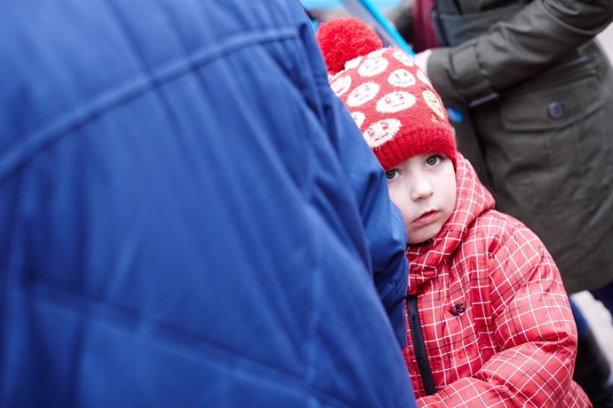 Niño en Ucrania ante el frío