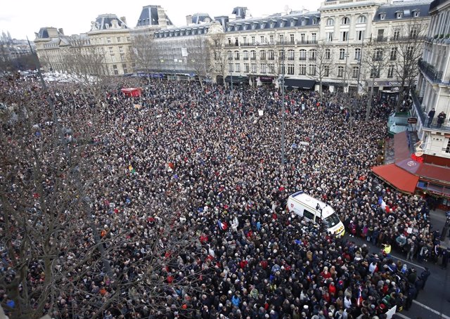Manifestación en París contra el terrorismo tras el ataque contra 'Charlie Hebdo