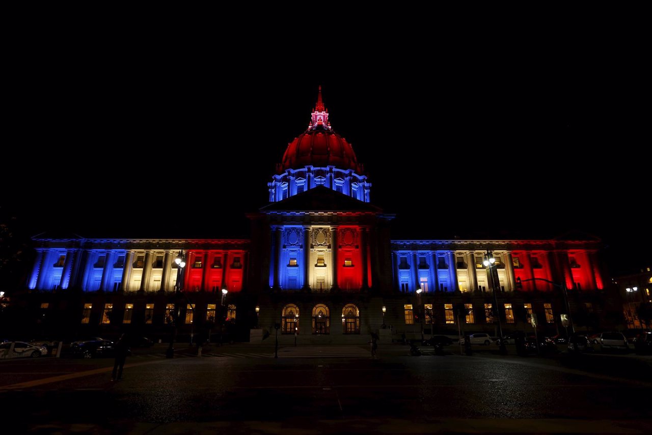 Edicifios se iluminan con la bandera de francia tras los atentados en París