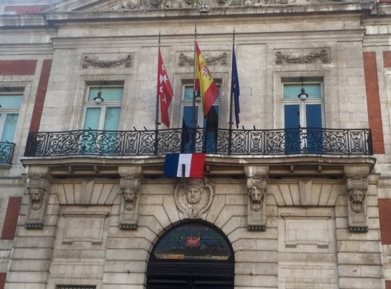 Sede de la Comunidad de Madrid con la bandera francesa