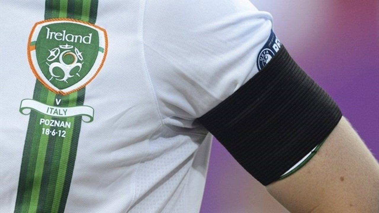 Brazalete negro UEFA