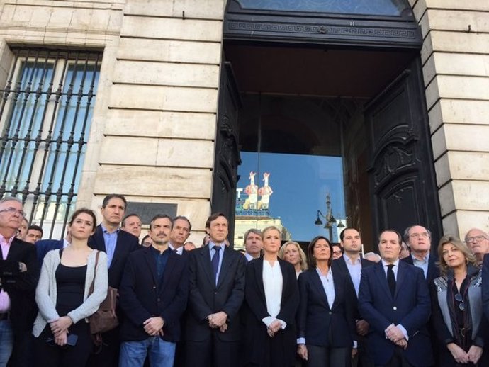 Cifuentes, Dancausa y los portavoces en la Asamblea, en el minuto de silencio