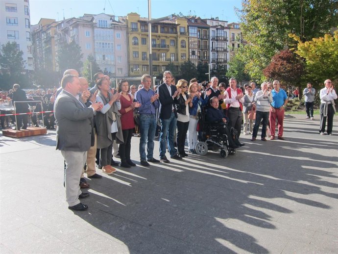 Concentración minuto silencio en Santander por atentados de París 