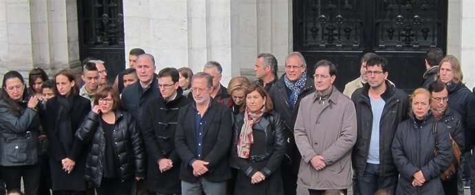 Concejales de todos los grupos municipales guardan el minuto de silencio