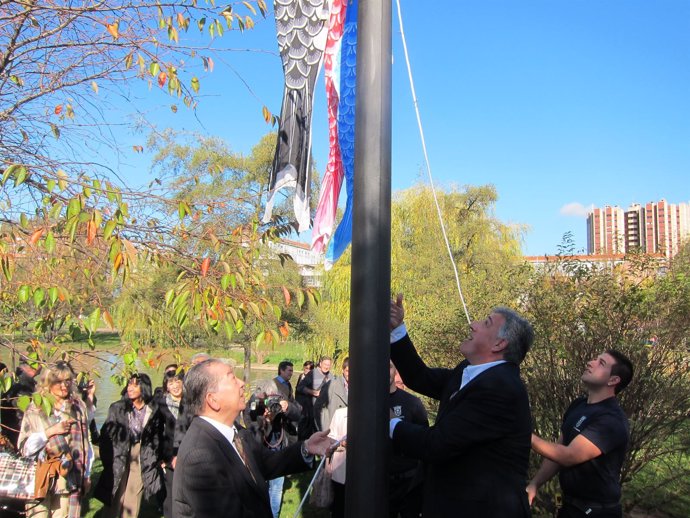 Joseba Asiron y el alcalde de Yamaguchi hizan una bandera koinobori