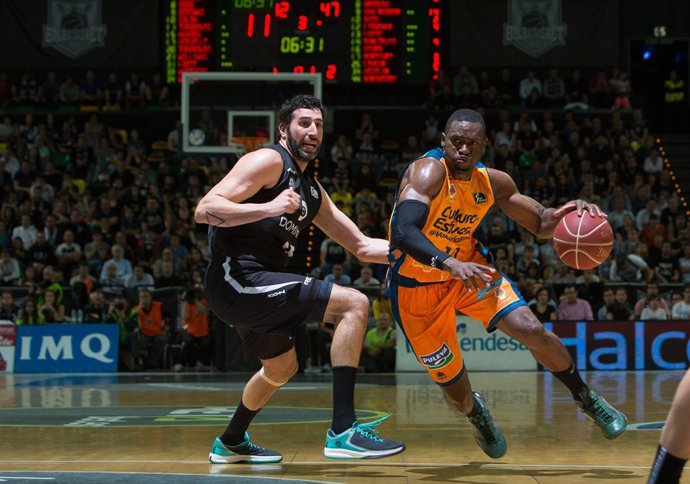 Romain Sato jugando conta el Bilbao Basket.