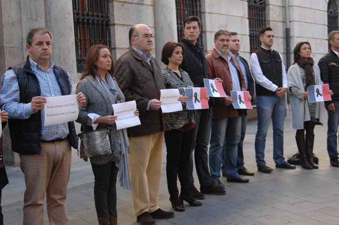Minuto de silencio ante el Ayuntamiento de Teruel
