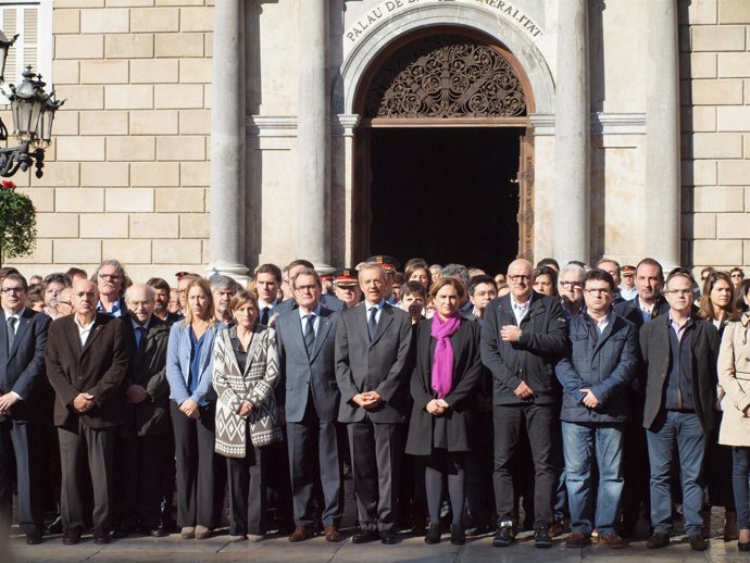 Minuto de silencio en Barcelona por los atentados de París     