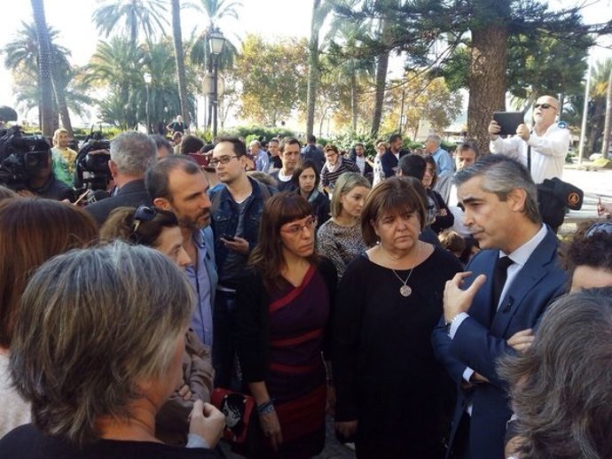 La presidenta del Parlament, Xelo Huertas, junto al cónsul francés, M. Magnier