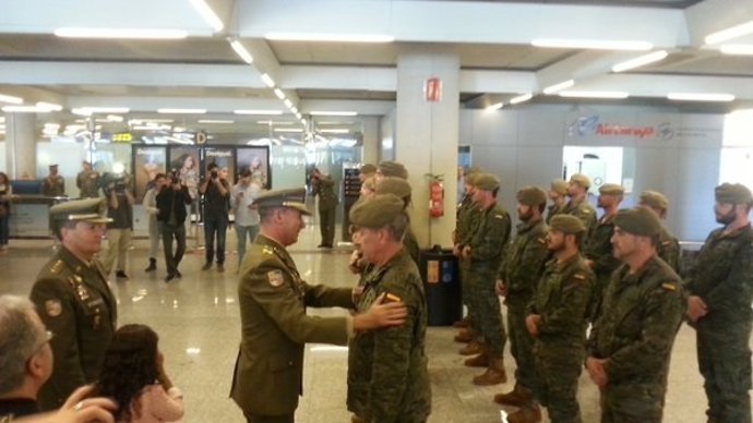El regimiento Palma 47 recibido en el aeropuerto