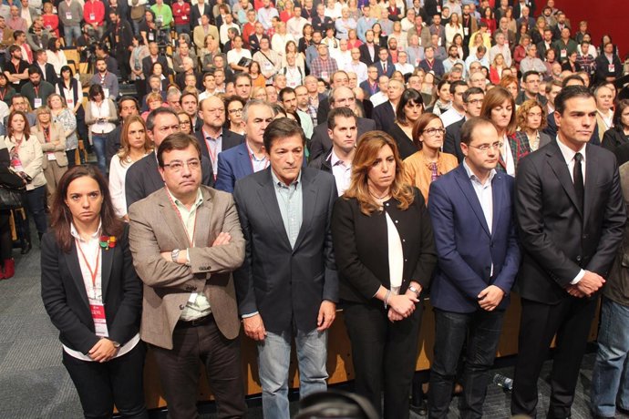 Sara Hernández junto a otros líderes socialistas en el minuto de silencio