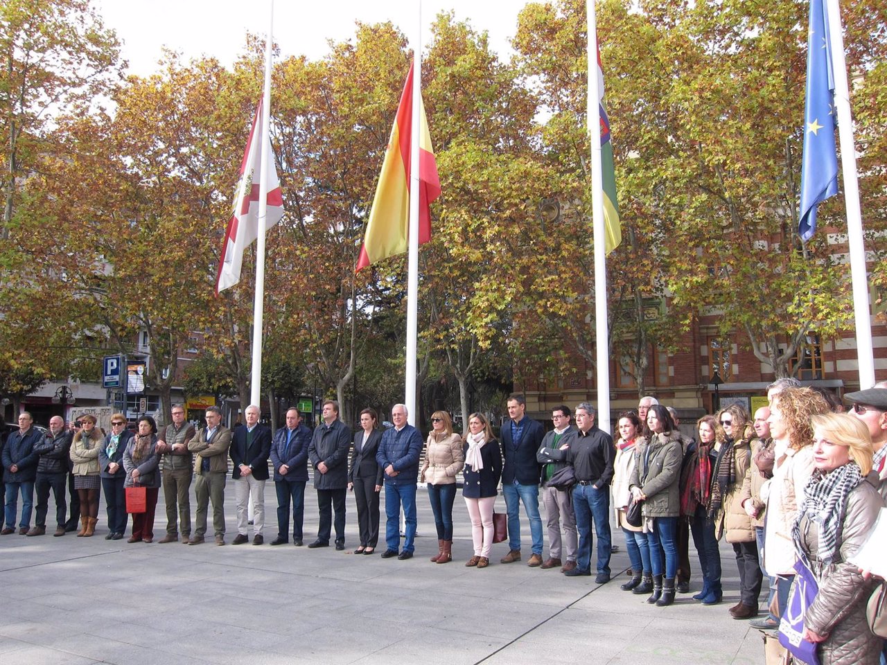Concentración en Logroño en apoyo a víctimas y familiares del atentado en París
