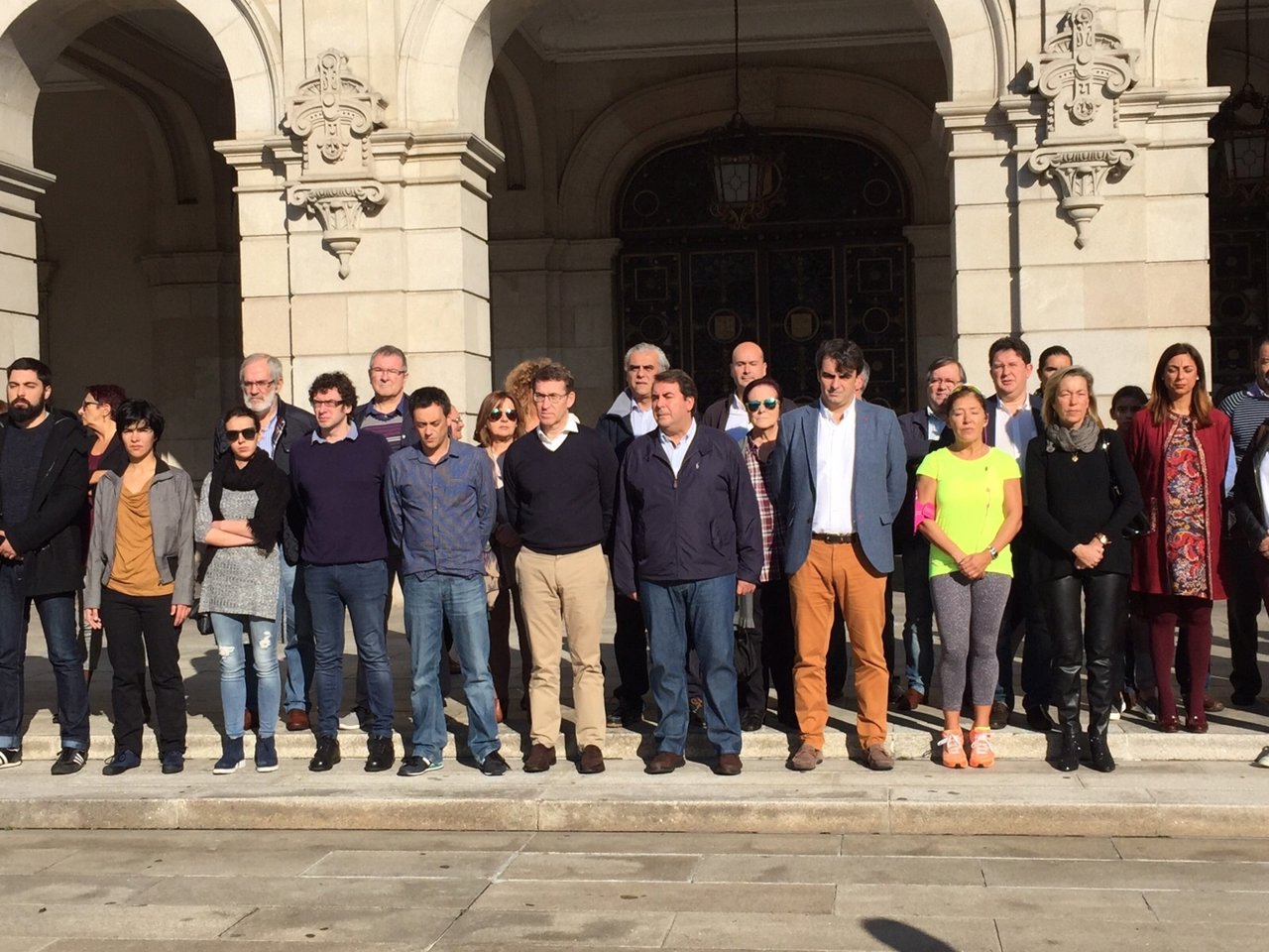 Autoridades se concentran ante el Ayuntamiento de A Coruña