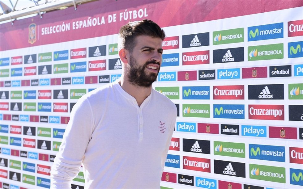  Pique, A Su Llegada A La Concentracion Con La Seleccion.