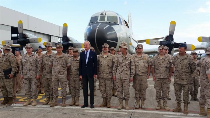 El ministro Pedro Morenés en la base aérea de Sigonella (Sicilia)