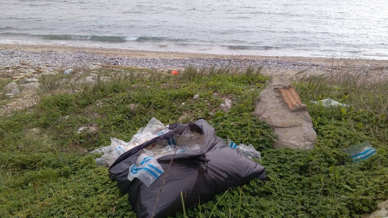 Bolsas de muestras de fuel marino arrastradas hasta la playa de Getares