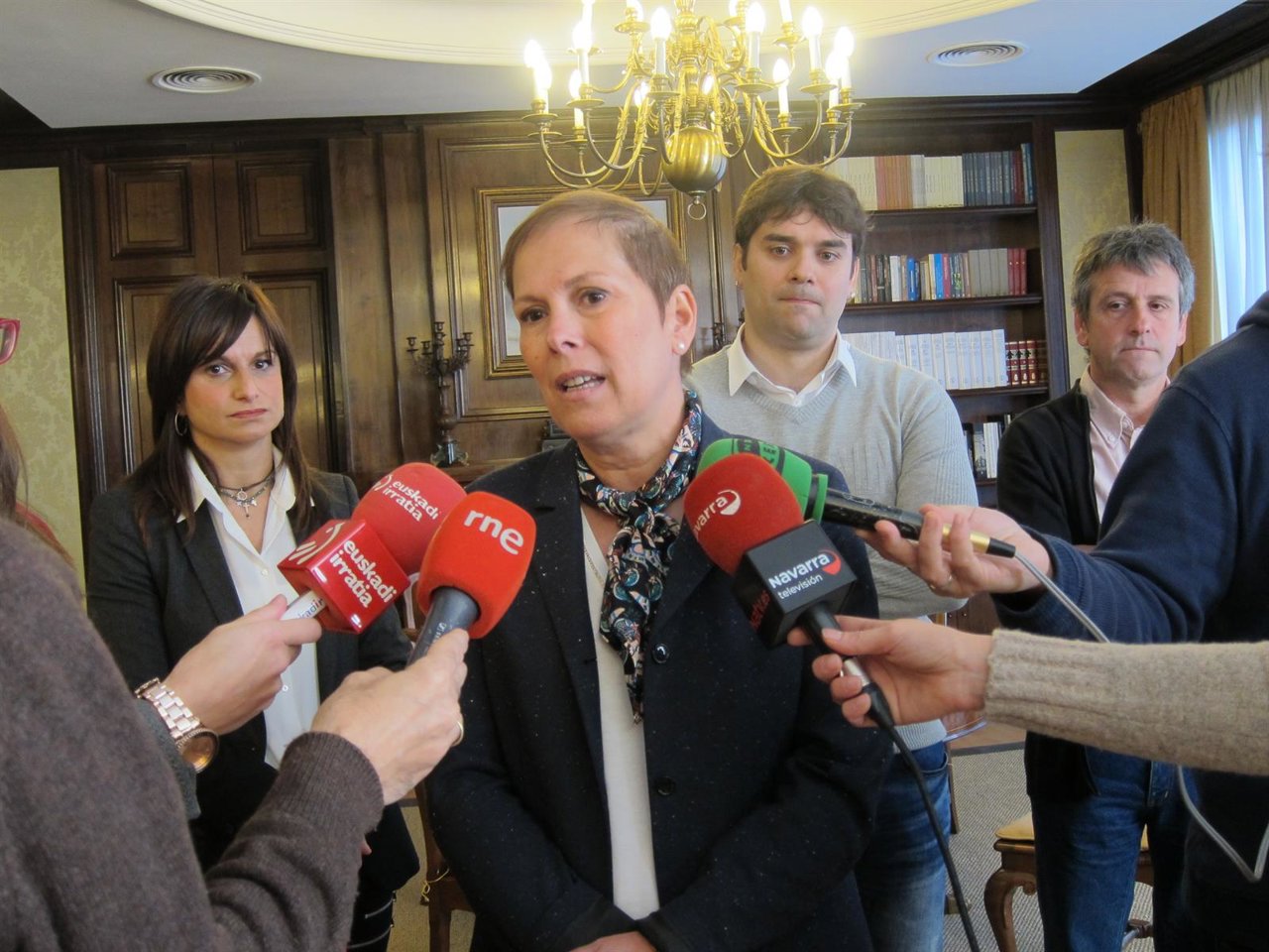 Uxue Barkos atendiendo a los periodistas