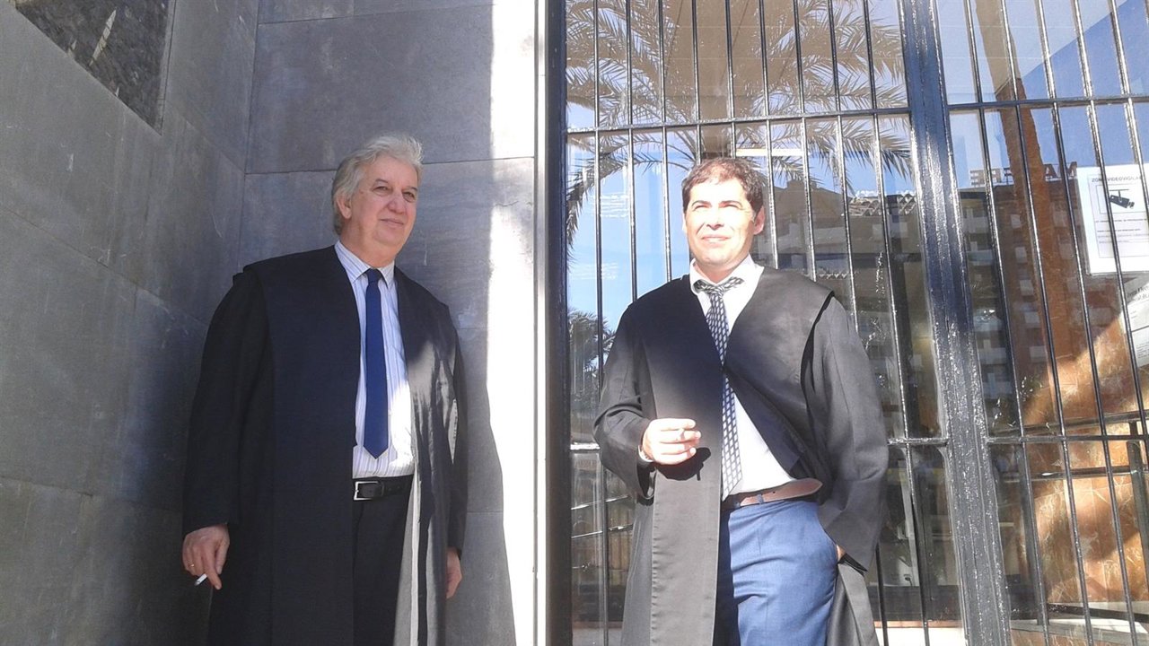 Los abogados Cantalejo y Cazorla, a la puerta de la Audiencia Provincial