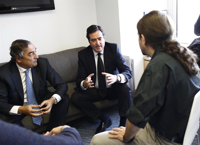 Pablo Iglesias, Juan Rosell y Garamendi en la sede de Podemos