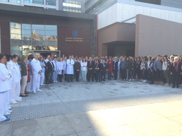 Concentración en Valdecilla por los atentados de París