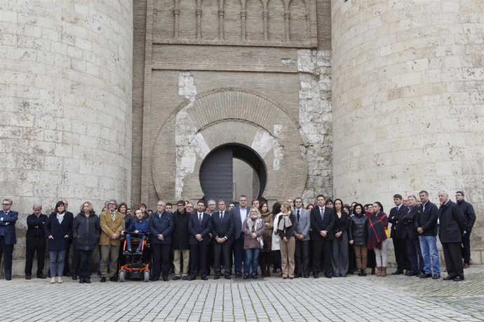 Minuto de silencio en las Cortes de Aragón.