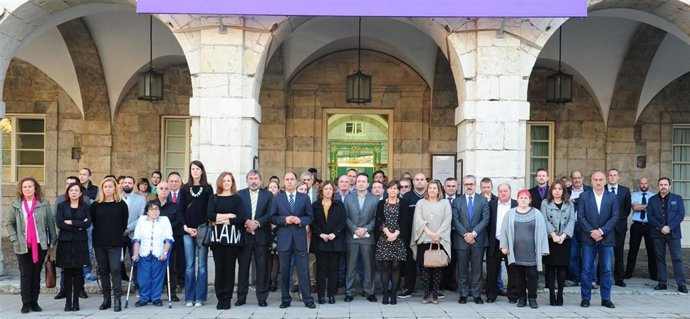 Minuto de silencio en la puerta del Parlamento