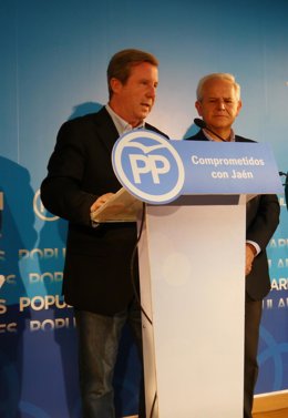 García Anguita (i) en la rueda de prensa junto a José Antonio Miranda.