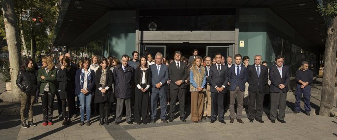 Dirigentes del PP guardan un minuto de silencio por los atentados de París