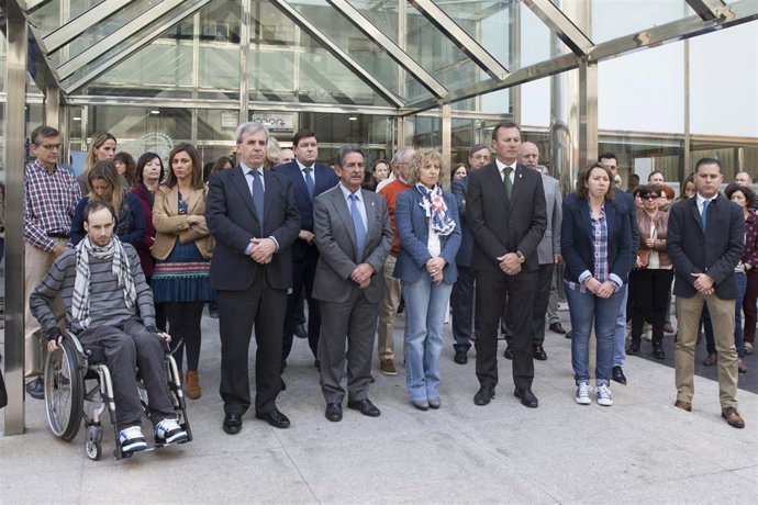 Revilla, altos cargos y empleados del Gobierno guardan un minuto de silencio 