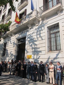 Concentración en la Delegación con banderas a media asta