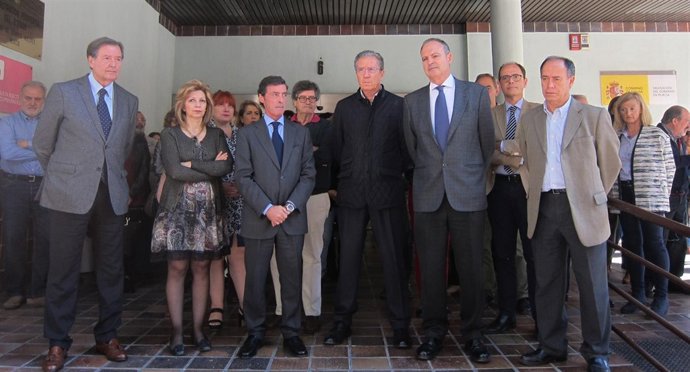 Sánchez-Solís preside el minuto de silencio por las víctimas de atentados París