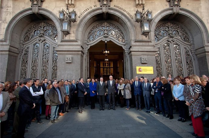 Trabajadores del Ministerio de Educación guardan un minuto de silencio 