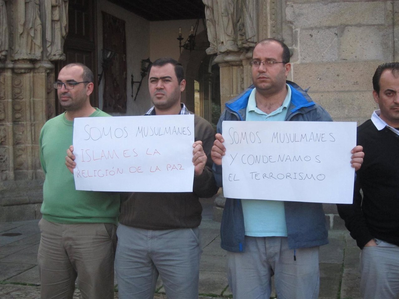 Musulmanes jornadas se concentran en Santiago contra los atentados de París.
