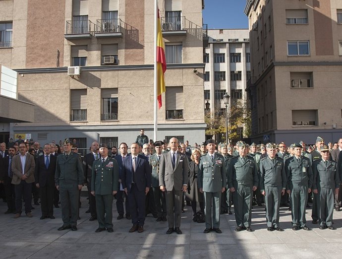 Guardia Civil guardando un minuto de silencio