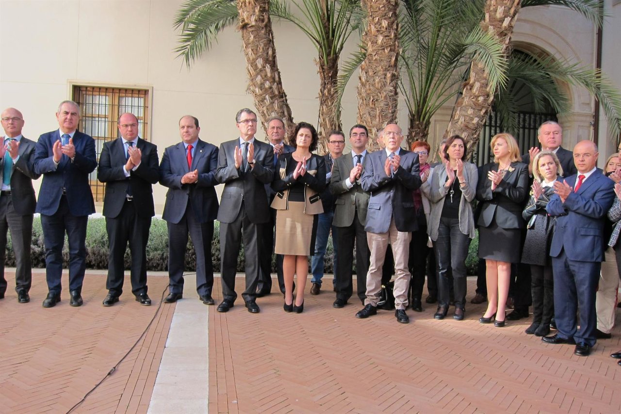 Aplausos tras minuto silencio víctimas atentados París en San Esteban