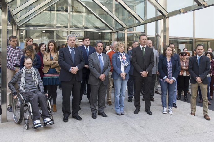 Revilla, altos cargos y empleados del Gobierno guardan un minuto de silencio 