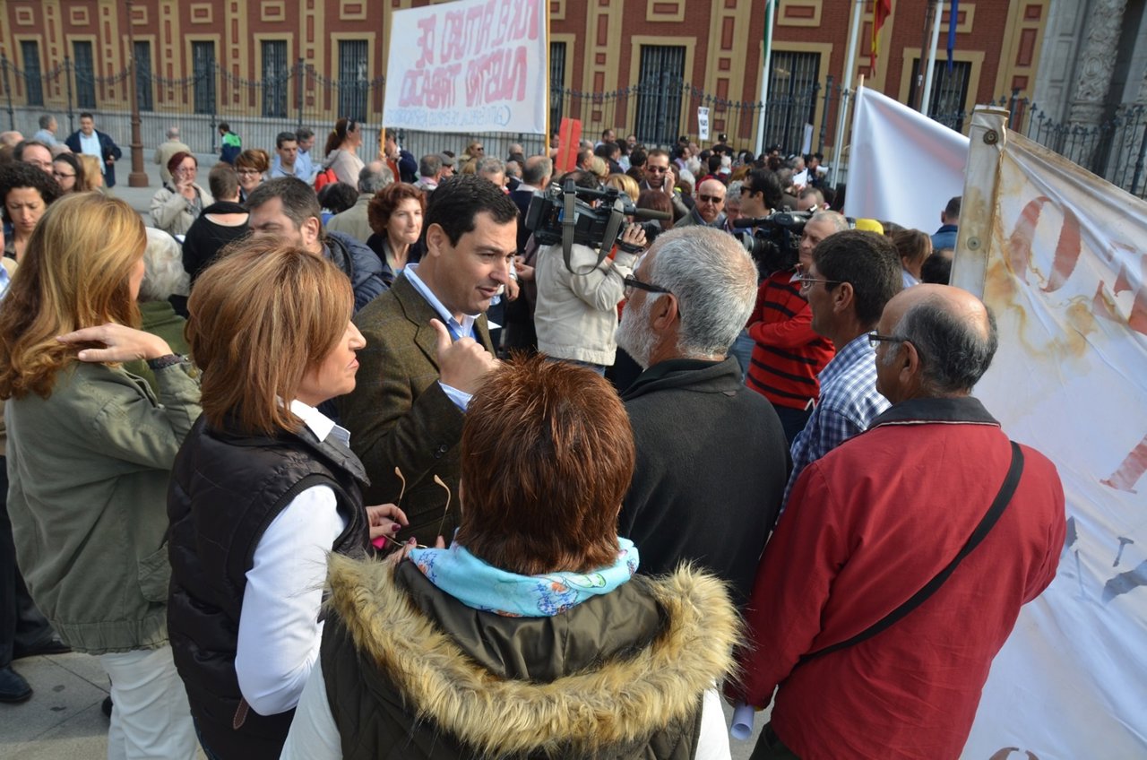 Moreno con los trabajadores en la concentración