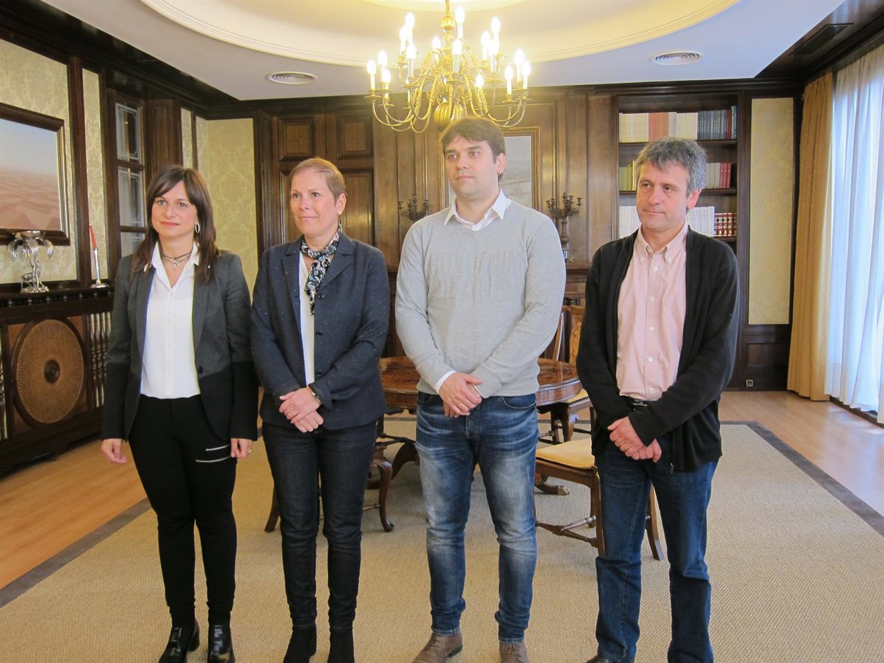 Uxue Barkos junto a los responsables de la FNMC