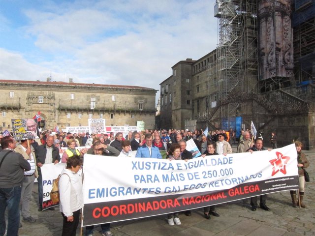 Manifestación de emigrantes retornados en Santiago.