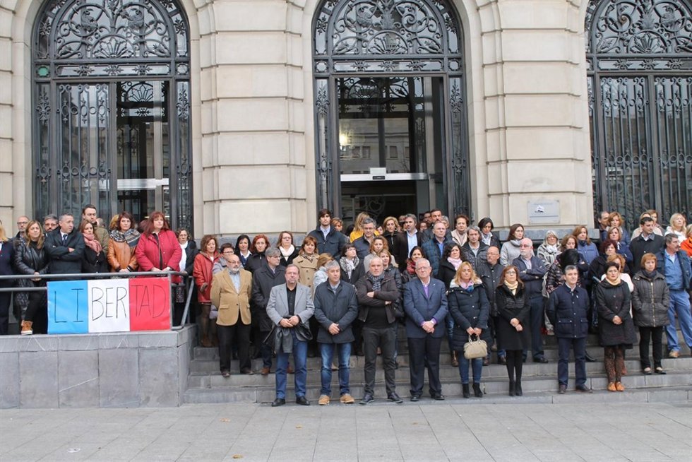Minuto de silencio en la Diputación de Zaragoza.