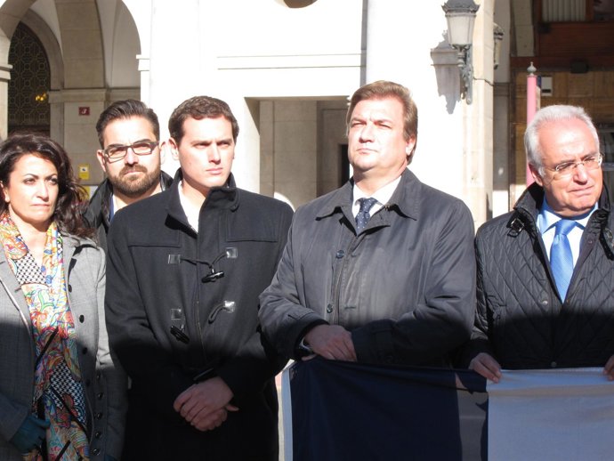 Rivera con Ceniceros y Bretón en la concentración de la Delegación