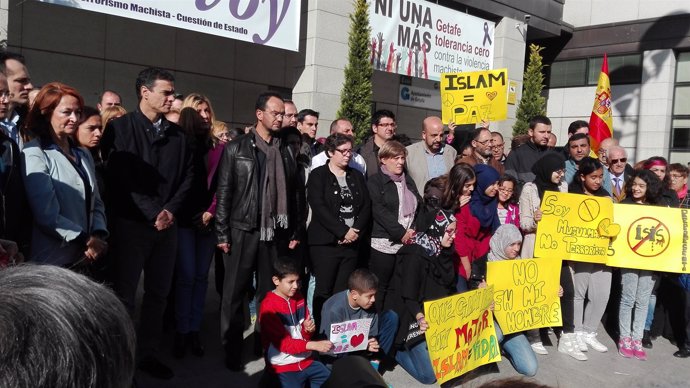 Pedro Sánchez en una concentración de repulsa por los atentados de París