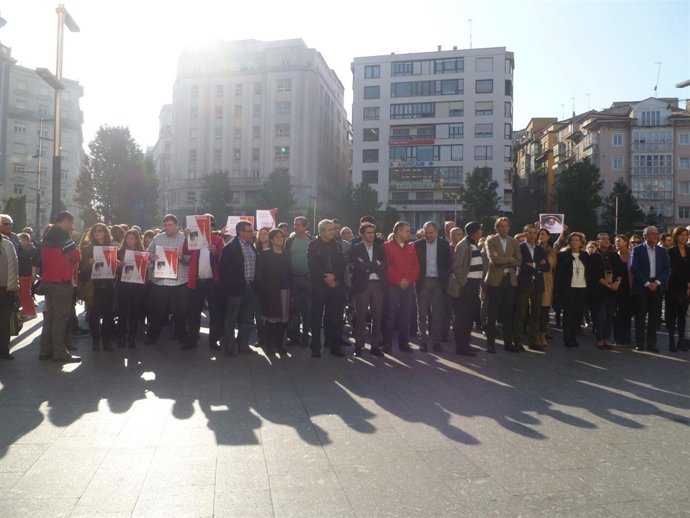 Concentración por los atentados de París ante el Ayuntamiento de Santander 