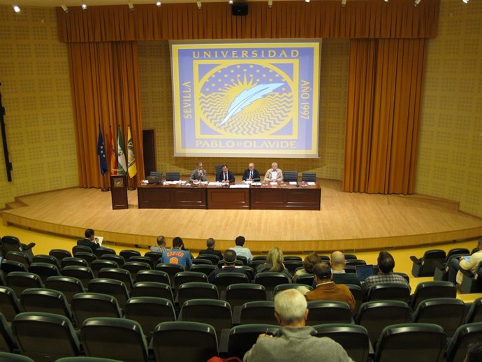 El rector de la UPO, Vicente Guzmán, presenta su informe ante el Claustro