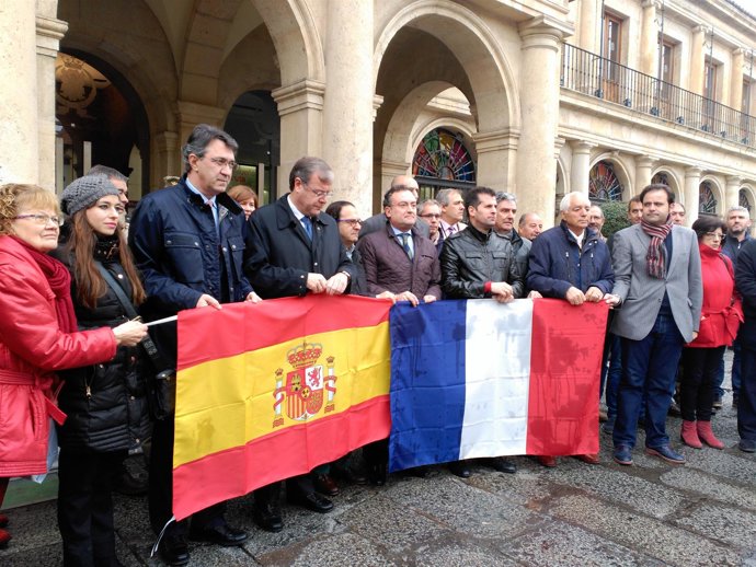León Se Solidariza Con Las Víctimas De Los Atentados De París Con Concentracione